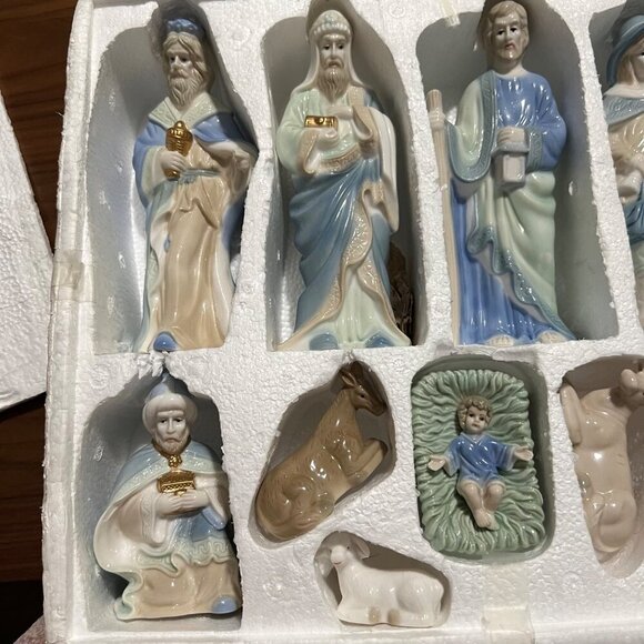 Vintage 11-Piece Nativity Set‎ With Wood Base By Crown Accents - Picture 8 of 16